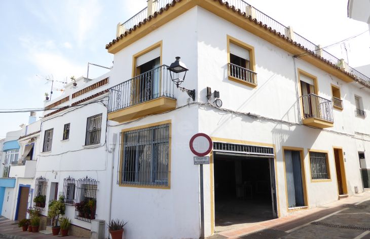 Corner house to reform in the old town of Marbella