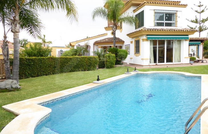 Gran villa situada en la urbanización Las Chapas Playa, Marbella