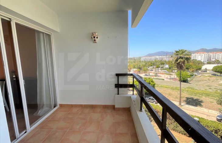 Amplio apartamento de un dormitorio y con garaje en Nueva Andalucía, Marbella