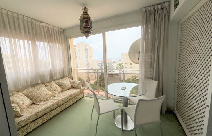 Soleado apartamento de 2 dormitorios a reformar con vistas al mar en Marbella centro