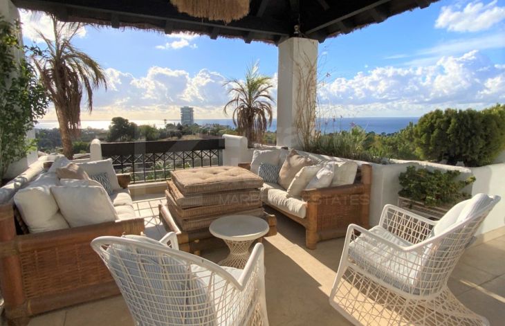 Espectacular ático de 2 dormitorios con vistas maravillosas al mar en Río Real, Marbella Este