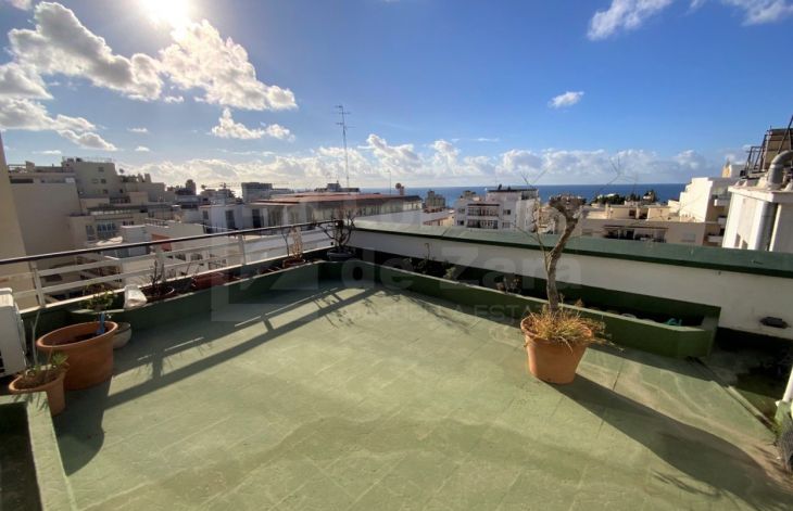 Céntrico ático de dos dormitorios con maravillosas vistas panorámicas en Marbella centro