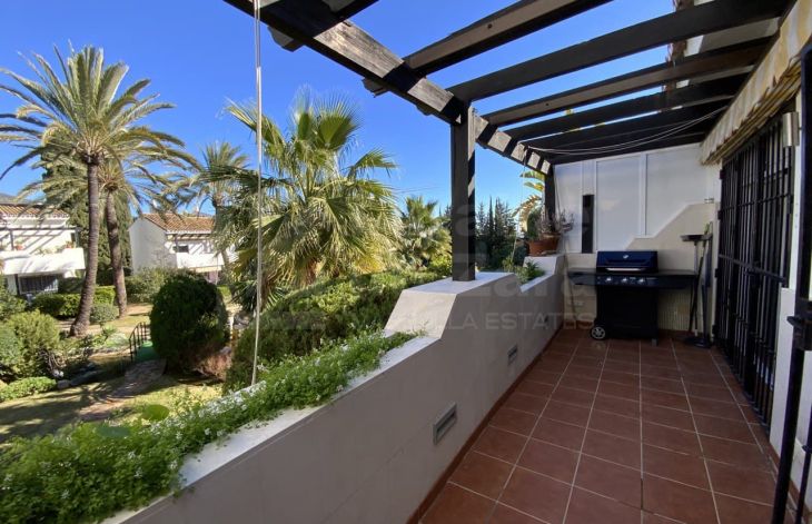 Soleado apartamento de dos dormitorios en Sierra Blanca, Marbella