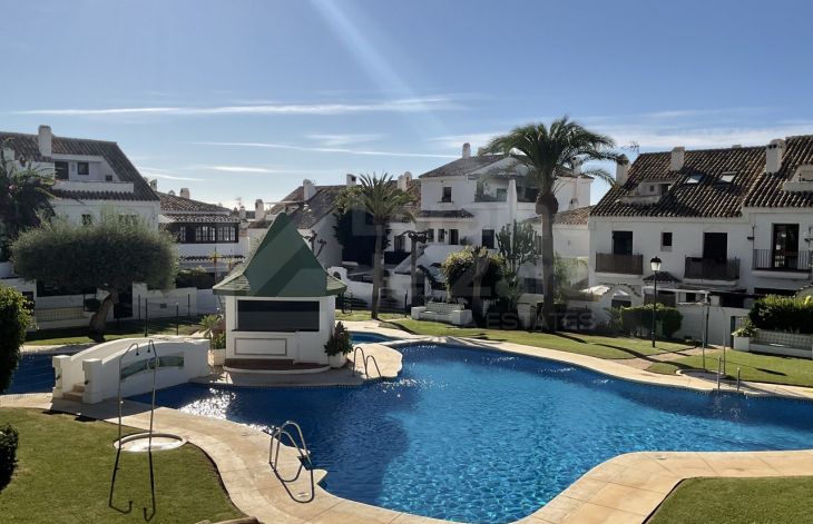 Bonita y soleada casa adosada de 2 dormitorios en Las Cancelas, Marbella