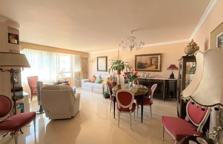 Amplio apartamento de dos dormitorios, garaje y trastero en Jacinto Benavente , Marbella Centro