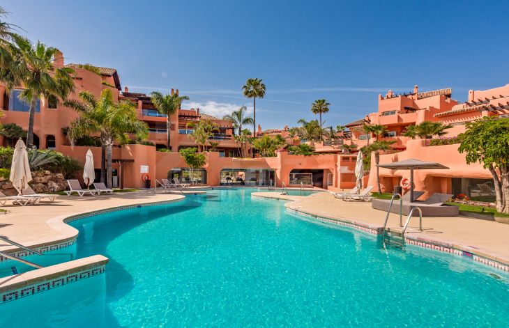 Maravilloso ático dúplex de 3 dormitorios en primera línea de playa en Marbella Este