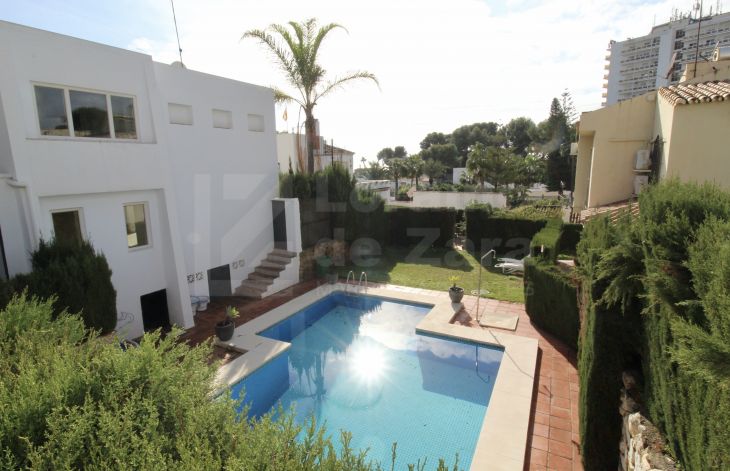 Encantadora villa independiente de dos plantas en Nueva Andalucía, Marbella