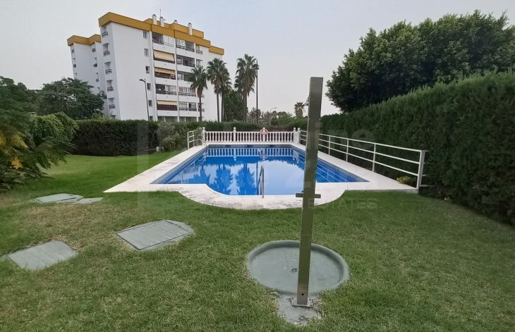 Apartamento de 2 dormitorios con plaza de garaje en Nueva Andalucía, Marbella