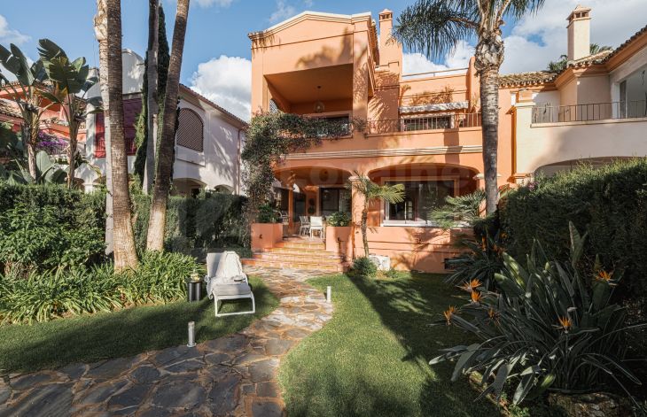 Extraordinaria villa semipareada de 6 dormitorios en La Milla de Oro de Marbella