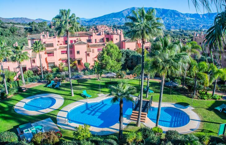 Ático completamente reformado de 3 dormitorios en La Mairena, Marbella Este