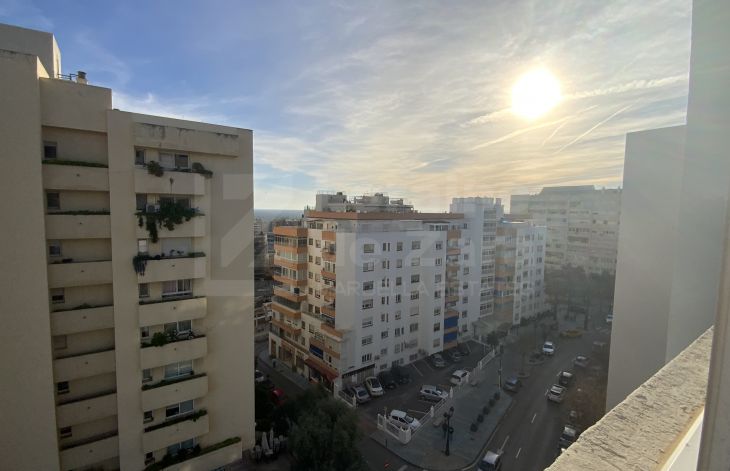 Amplio apartamento de un dormitorio en el centro de Marbella