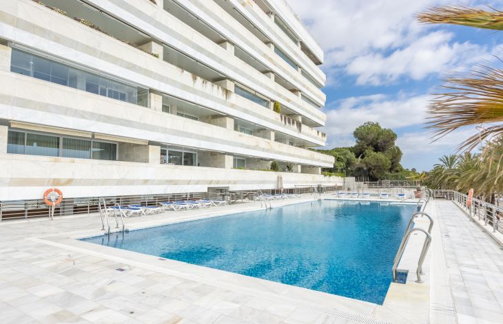 Two-bedroom apartment in the Marina Mariola building on Marbella's Golden Mile