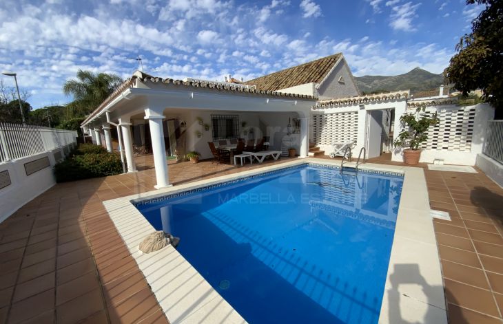 Villa de estilo andaluz con garaje y piscina en la zona de Huerta Belón, Marbella
