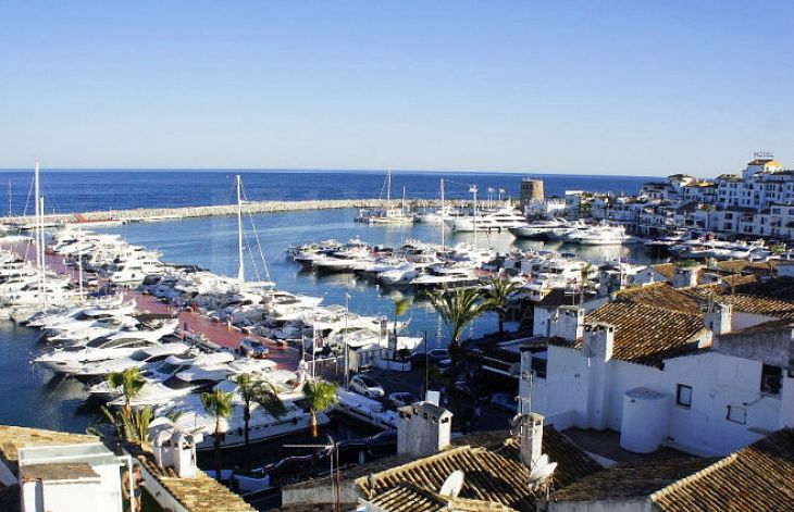 Two-bedroom apartment on the first line of the Puerto Banús marina, Marbella