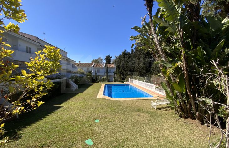 Casa adosada completamente reformada en Cabopino, Marbella este