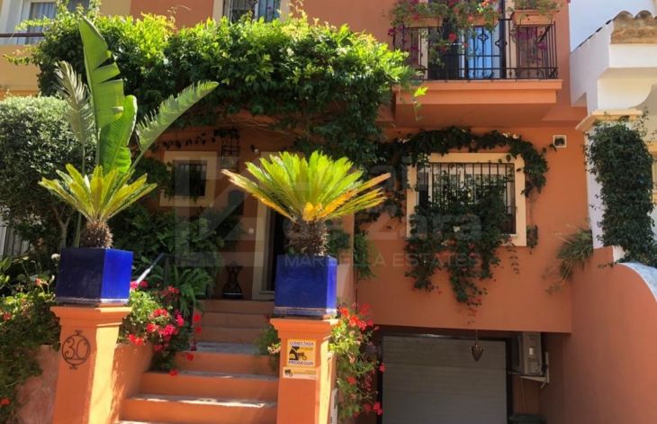 Beautiful townhouse in a private urbanization next to Puerto Banús, Marbella