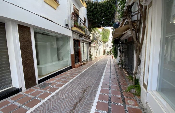 Amplia casa-local en una de las calles más comerciales del casco antiguo de Marbella