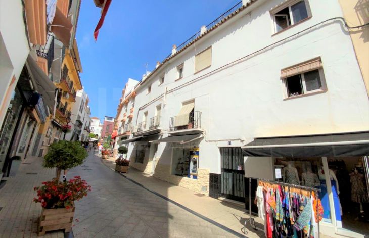 Two-storey house plus solarium to reform in the old town of Marbella