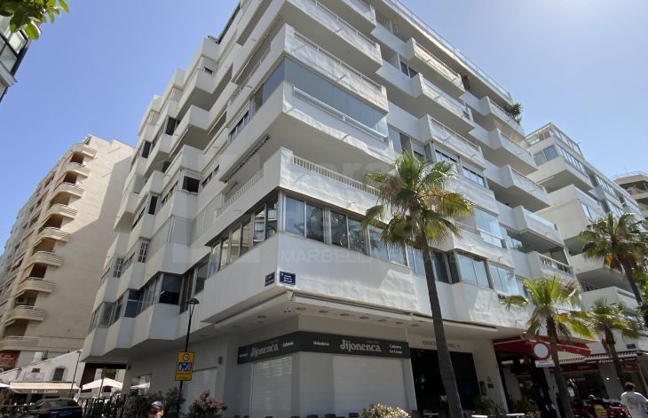 Encantador piso de 2 dormitorios en primera línea del paseo marítimo de Marbella