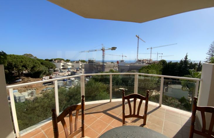 Apartamento de dos dormitorios en última planta y con vistas al mar en Marbella este