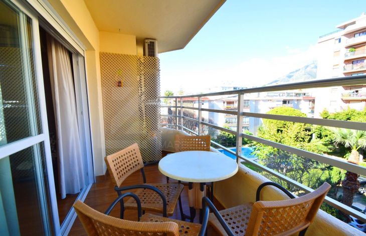 Amplio piso de 3 dormitorios con garaje y piscina en el corazón de Marbella