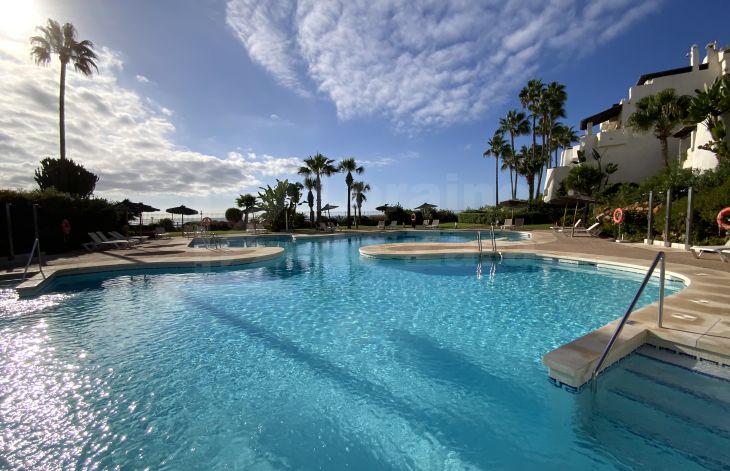 Spacious and renovated apartment with sea views next to Puerto Banús