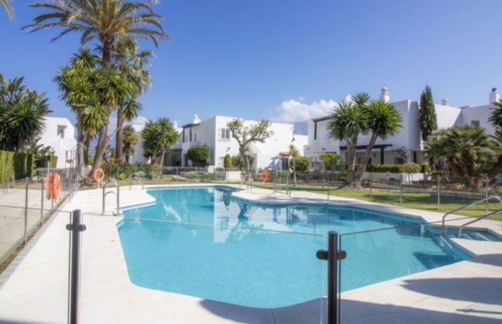 Moderno apartamento reformado de 3 dormitorios con parking en Nueva Andalucía, Marbella