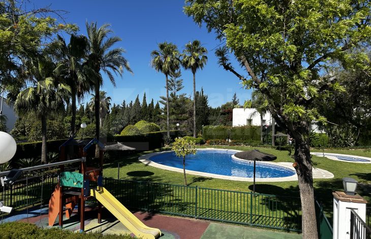 Casa pareada de 3 dormitorios con 3 niveles en La Milla de Oro de Marbella