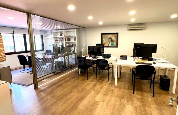 Amplia oficina totalmente reformada en el centro de Marbella