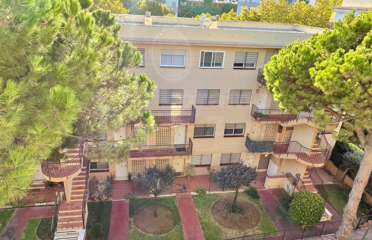 Soleado piso de 3 dormitorios en Las Lomas del Olivar, Marbella