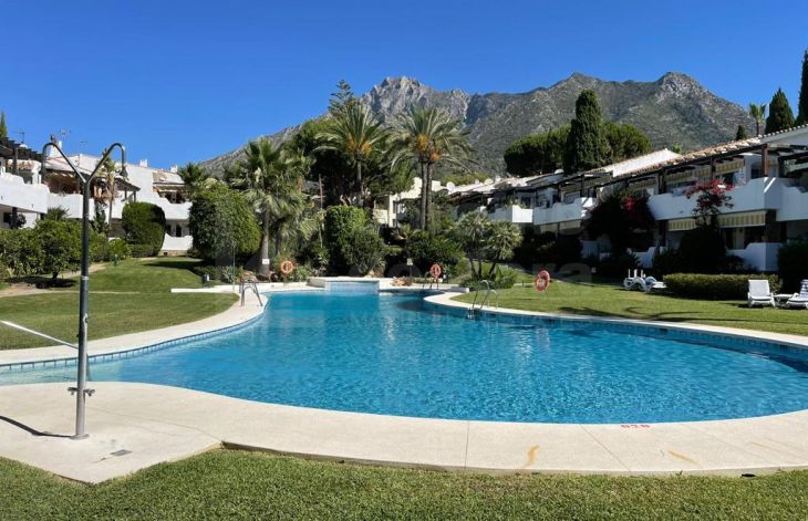 Spectacular 2-bedroom apartment in a gated community with a pool in Sierra Blanca, Marbella.