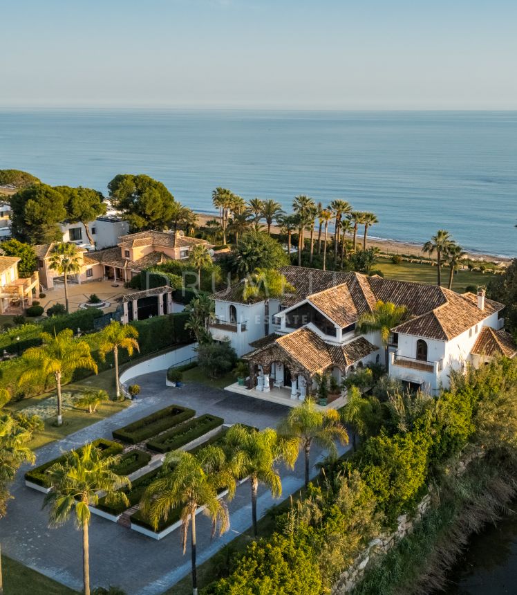 Villa Cisne - Mediterrane villa aan het strand met 8 slaapkamers en renovatiepotentieel in El Paraiso Barronal, Estepona