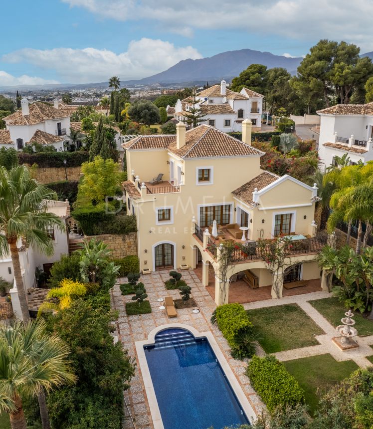 Exquisite Villa with Panoramic Sea Views in prime location, El Paraiso Medio