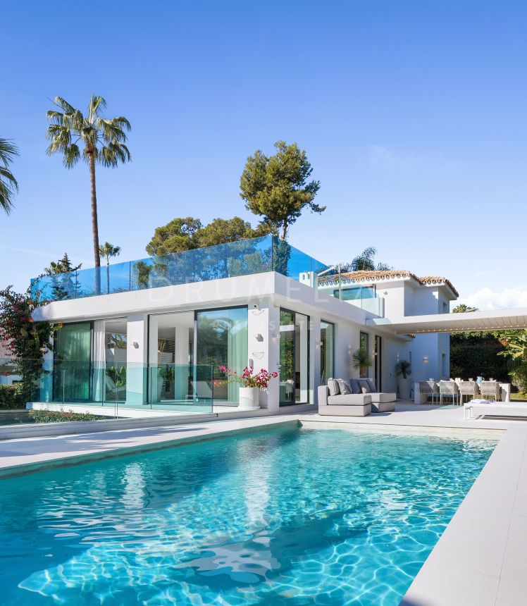 Sophisticated and contemporary five-bedroom residence for sale in the heart of Nueva Andalucía, Marbella.