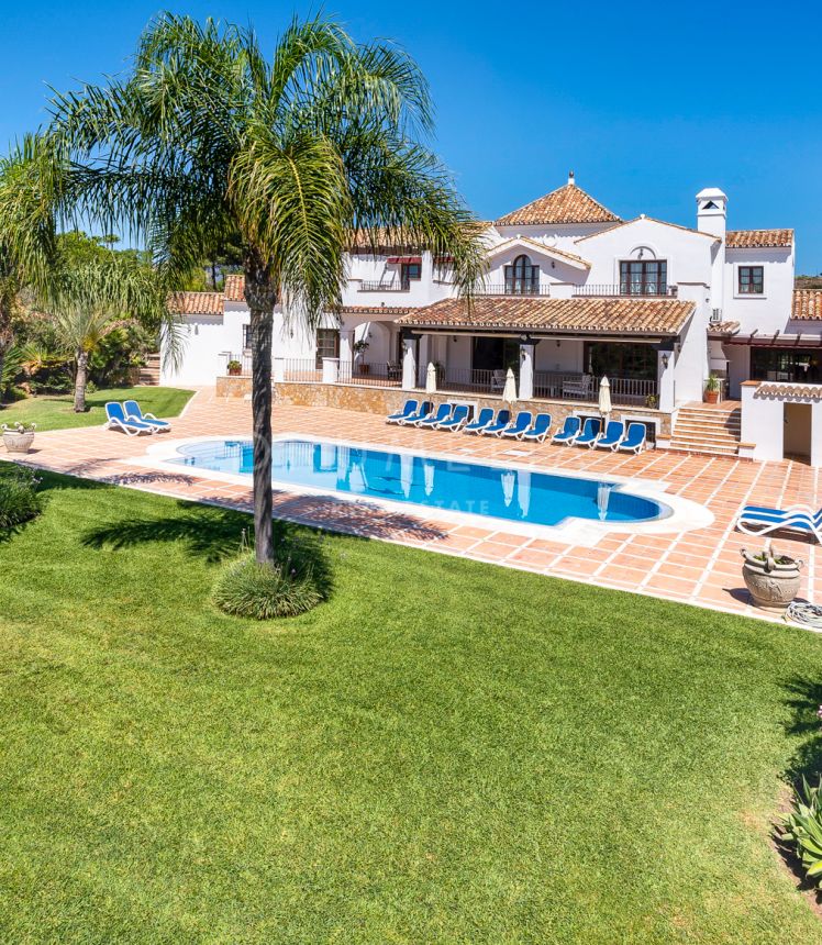 Verbluffende Luxe Villa in Klassieke Stijl met Golf Uitzicht in Cancelada, Estepona