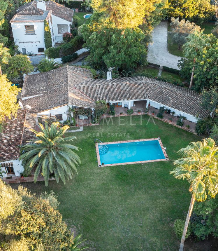 Charming front-line golf luxury villa with high potential in Los Naranjos Golf, Nueva Andalucia, Marbella.