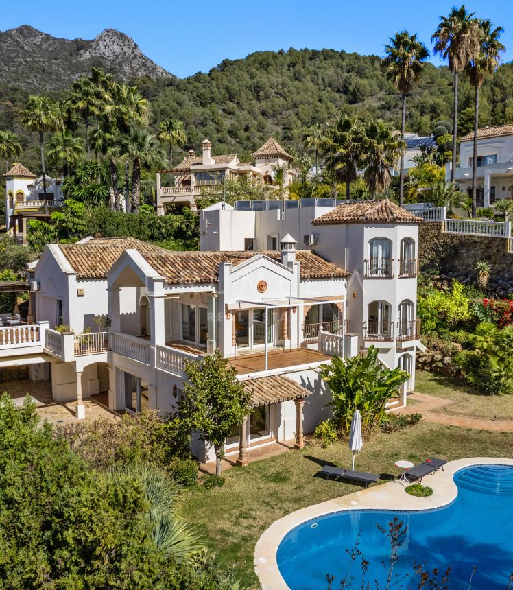 Mediterranean Villa with Beautiful Panoramic Sea Views in Cascada de Camojan- Marbella