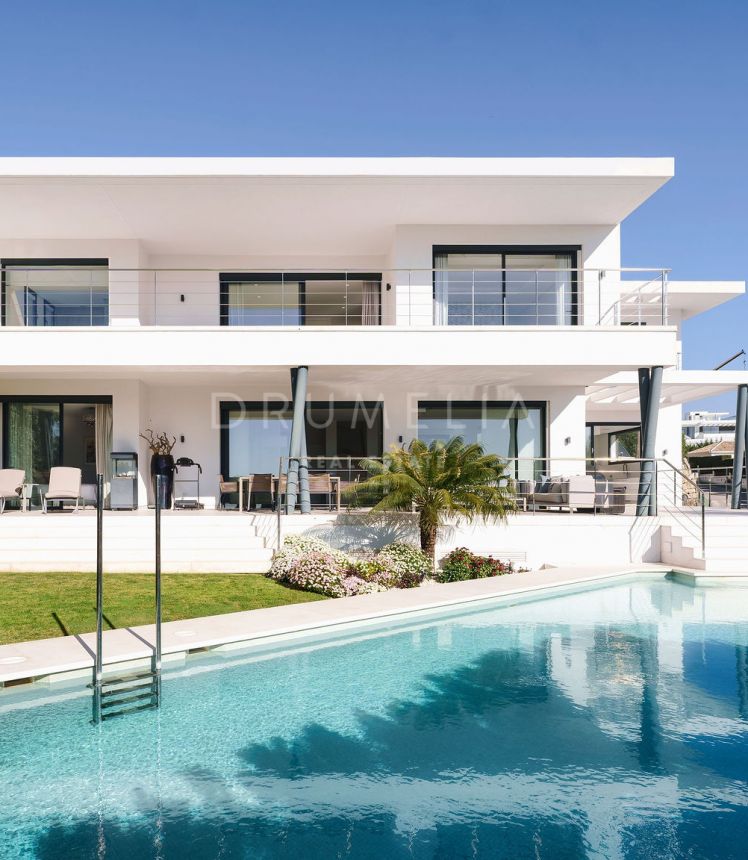 Contemporary Villa in Secure Gated Community with Stunning Views in Lomas de la Quinta