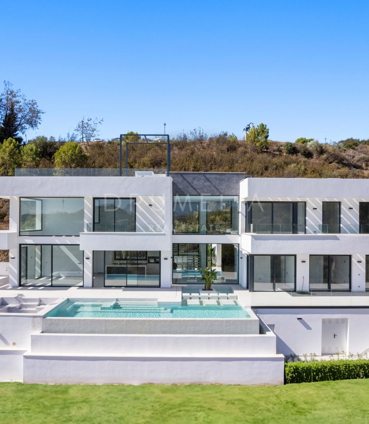 Beautiful new modern luxury villa with open panoramic views in Monte Mayor, Benahavís