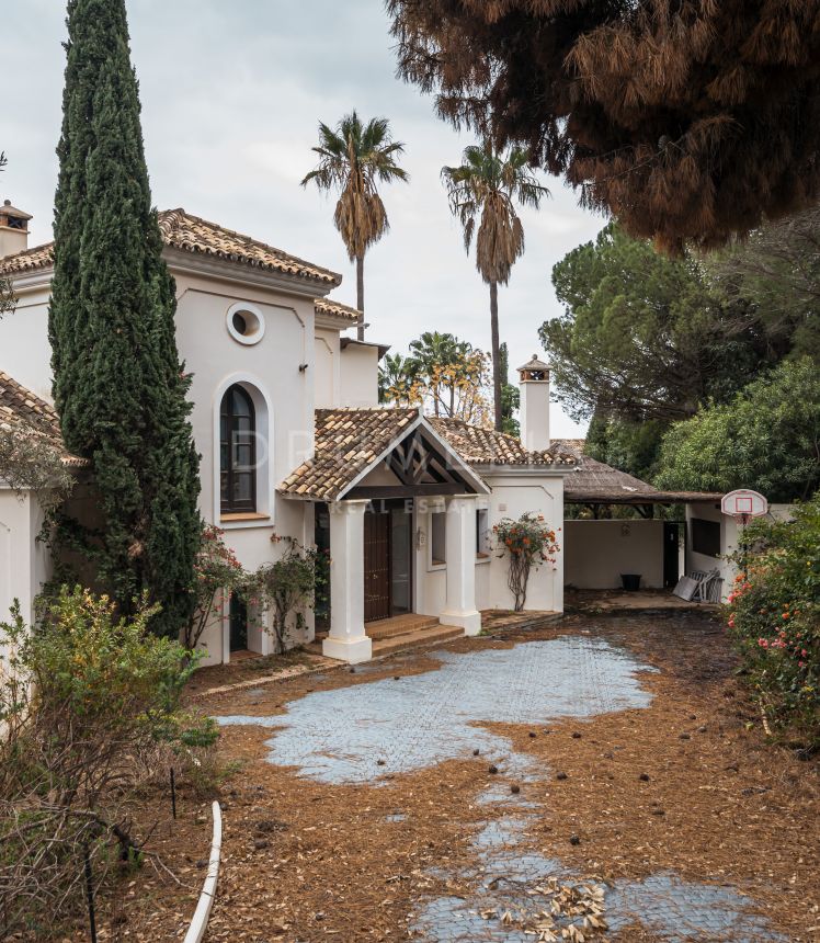 Charming Andalusian villa with sea and mountain views for renovation project, La Zagaleta, Benahavis
