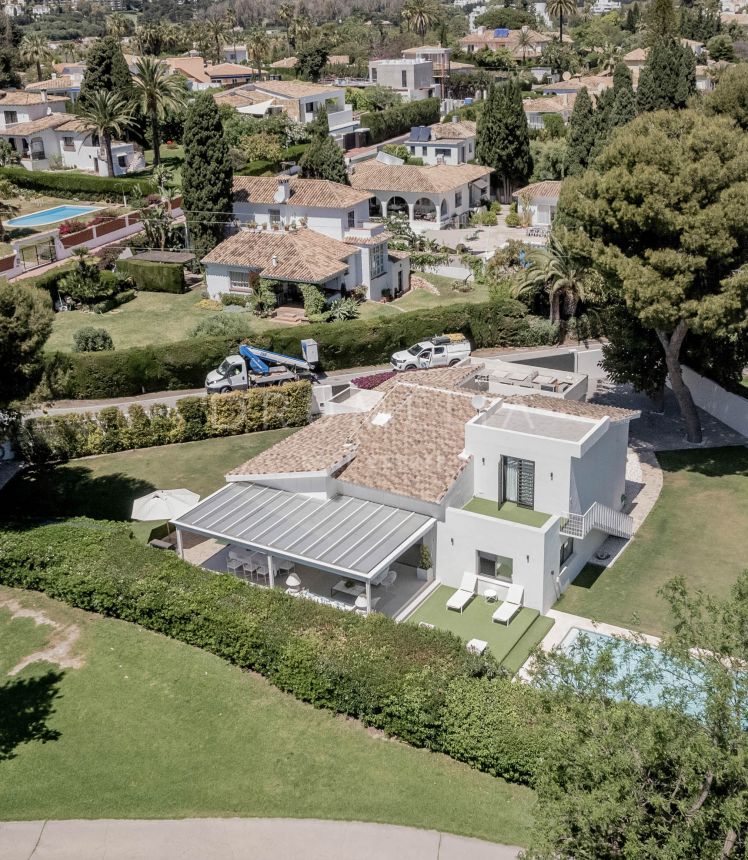 Elegant frontline golf villa for sale in Guadalmina Alta, Marbella