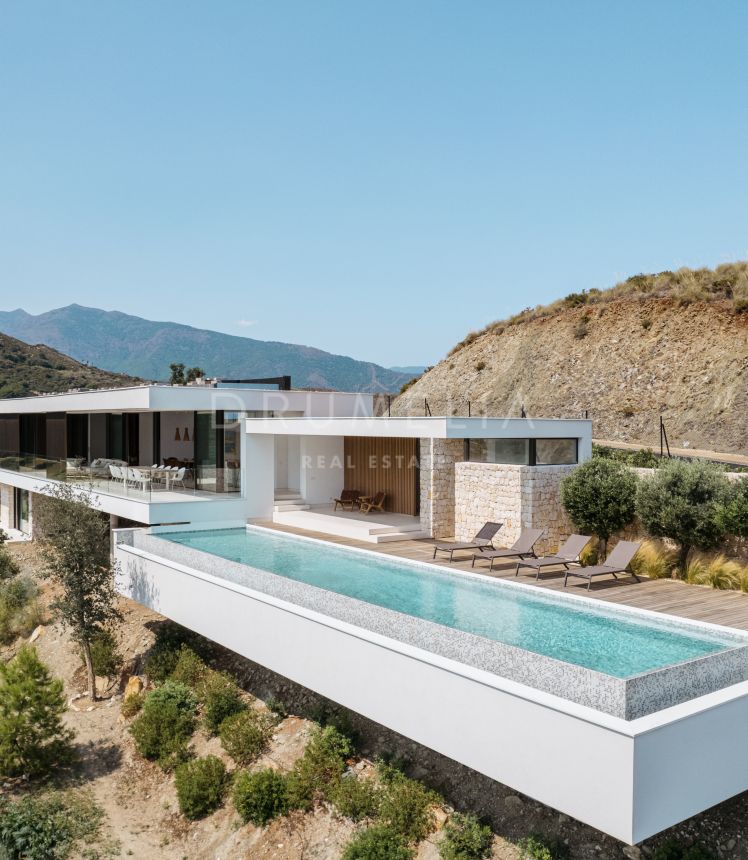 Eight O Three - Prachtige moderne luxe villa met panoramisch uitzicht in het luxe Marbella Club Golf Resort, Benahavis