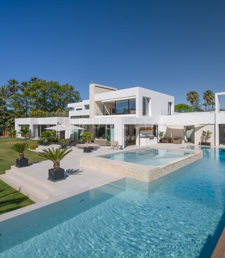 Breath-taking modern luxury villa with stunning amenities in El Paraiso, Estepona