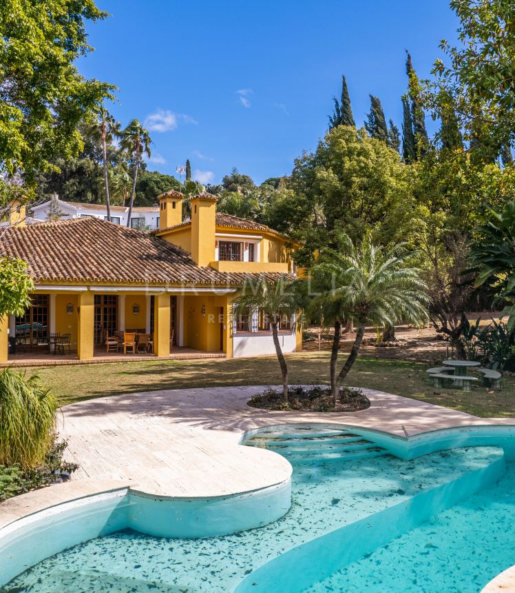 Beautiful Andalusian-style luxury villa in El Paraiso, New Golden Mile, Estepona