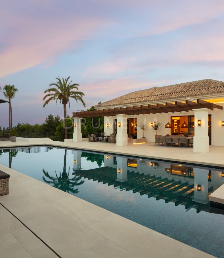 Elegant Mansion with sea views and private tennis/paddle court in Rocio de Nagüeles, Marbella