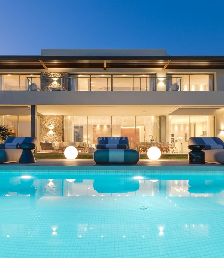 Awe-inspiring frontline golf luxury villa with sea and mountain panorama in La Alqueria,Benahavis,