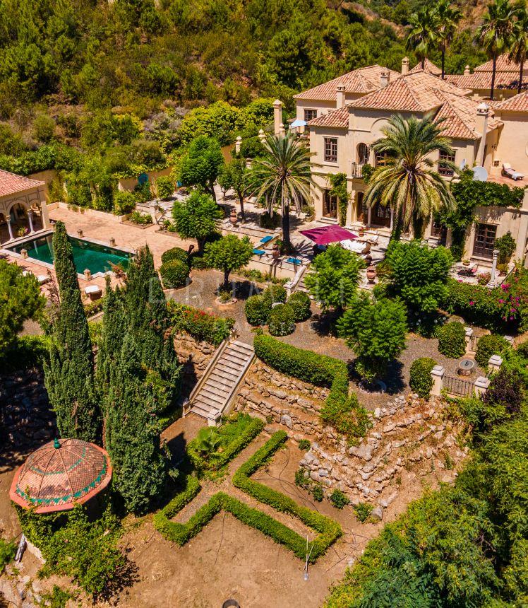 Villa for sale in Arroyo de las Cañas, Estepona East