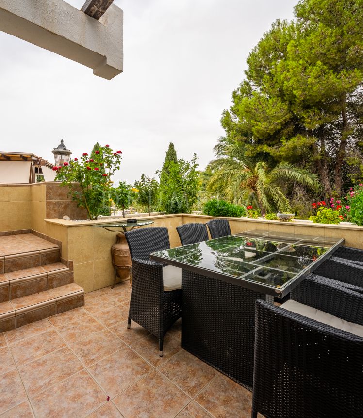 Beautiful, classy apartment with big terrace in high-end Kings Hills on Marbella’s Golden Mile