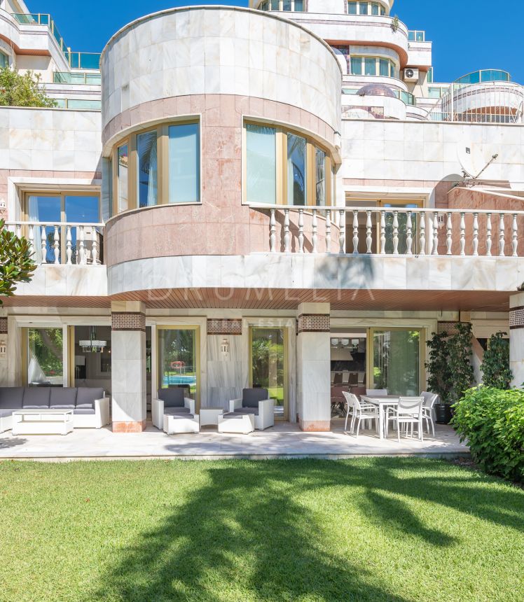 Duplex for sale in Gray D'Albion, Marbella - Puerto Banus