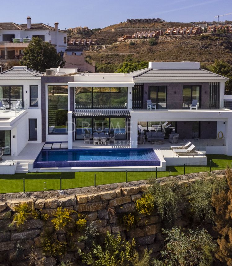 Frontline golf, imposing modern luxury villa with amazing panoramic views in La Alqueria, Benahavís